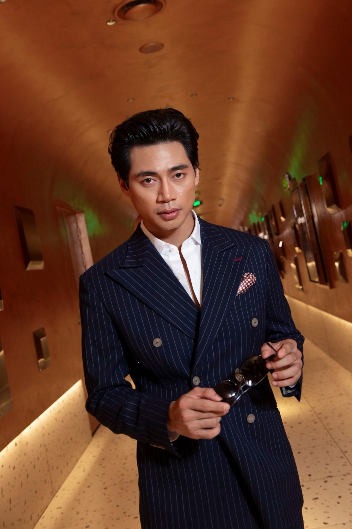 Lợi Trần, sinh năm 1990, sở hữu gương mặt nam tính, phong trần. Anh trưởng thành từ lò võ, từng là võ sĩ boxing. Năm 13 tuổi, Lợi Trần đã có thể kiếm tiền bằng việc thi đấu ở võ đài, từng giành nhiều huy chương. Với lợi thế biết võ thuật, anh chuyên đảm nhận các vai hành động và được giới chuyên môn đánh giá cao.