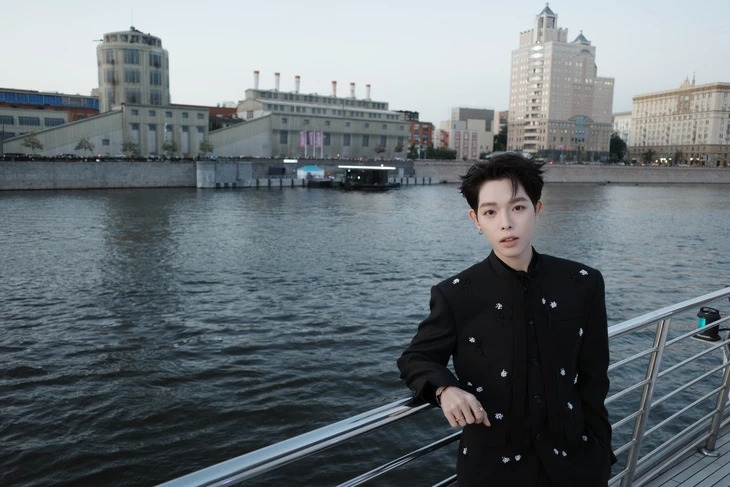 Trước khi bước vào chung kết, Đức Phúc và các thí sinh có chuyến tham quan nước Nga. Ảnh: FBNV