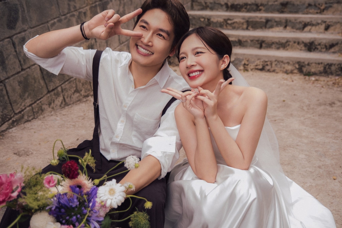 Đình Tú và Ngọc Huyền từng đóng chung trong các phim truyền hình như “Đừng nói khi yêu” và “Cha tôi, người ở lại”. Cả hai được khán giả yêu thích nhờ ngoại hình đẹp đôi và tương tác tự nhiên. Đình Tú sinh năm 1992, được biết đến với hàng loạt phim truyền hình như "Ghét thì yêu thôi", "Yêu thì ghét thôi", "Hướng dương ngược nắng", "Cả một đời ân oán", "Thương ngày nắng về", "Những chặng đường bụi bặm"...