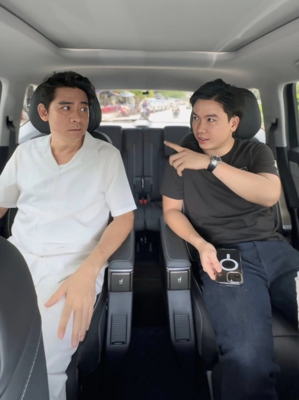 Diễn viên Huỳnh Anh Tuấn được người thân đón về nhà sau một tháng trị liệu phục hồi chức năng tại trung tâm y tế ở Cần Thơ. Huỳnh Anh Tuấn xuất viện trong trạng thái tươi tắn, nhanh nhẹn. Anh tự tin đi lại, nở nụ cười rạng rỡ trước ống kính thay vì thường xuyên đeo khẩu trang như trước.