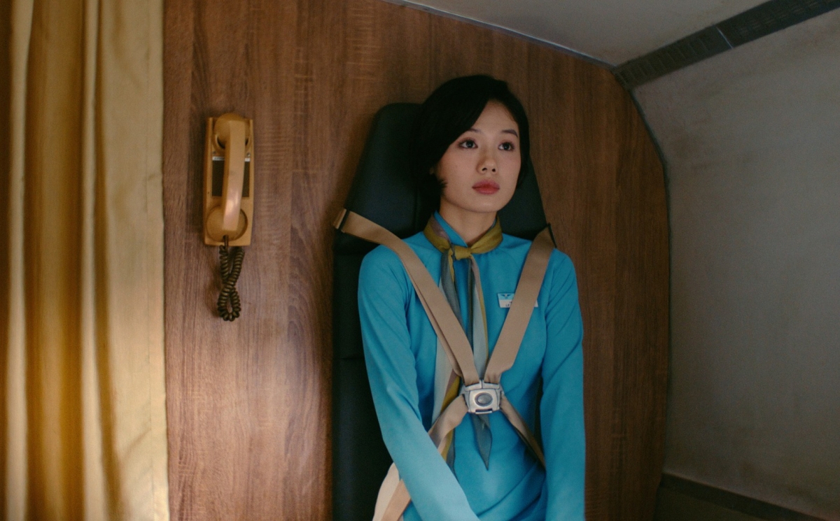 Trâm Anh đảm nhận vai nữ tiếp viên Nhàn – nhân vật gan dạ, kiên cường giữa vụ cướp máy bay có thật năm 1978.