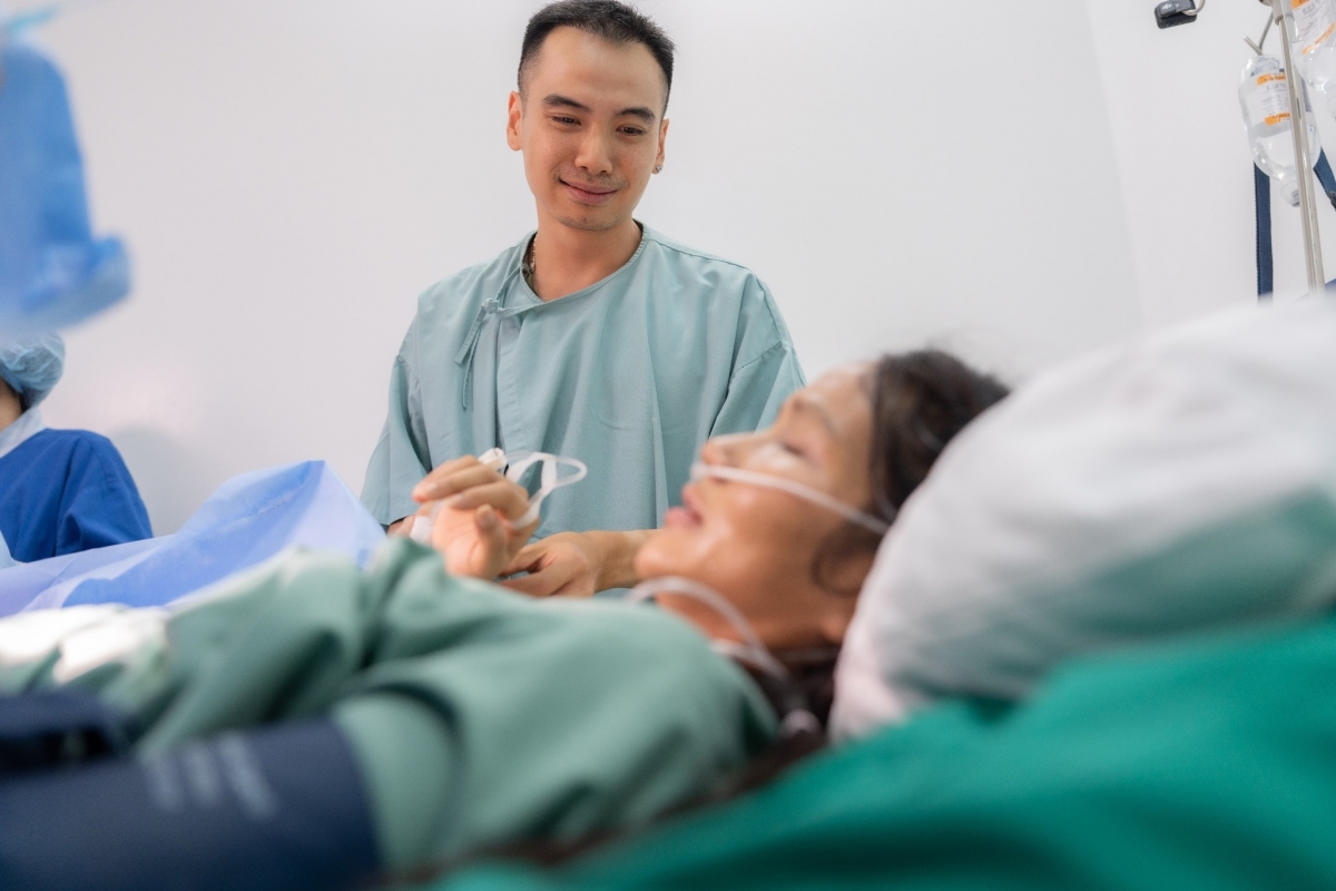 Chồng H'Hen Niê khóc khi vợ đau đẻ