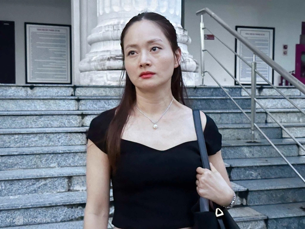 Sao Việt 18/9: Lan Phương và chồng Tây David Duffy chính thức ly hôn sau nhiều mâu thuẫn, nữ diễn viên được giao quyền nuôi hai con gái. Tòa cũng ghi nhận thỏa thuận giữa hai bên về chi phí cấp dưỡng nuôi con là 40 triệu đồng/tháng đến khi các bé trưởng thành, hoặc hai bên có thỏa thuận mới.