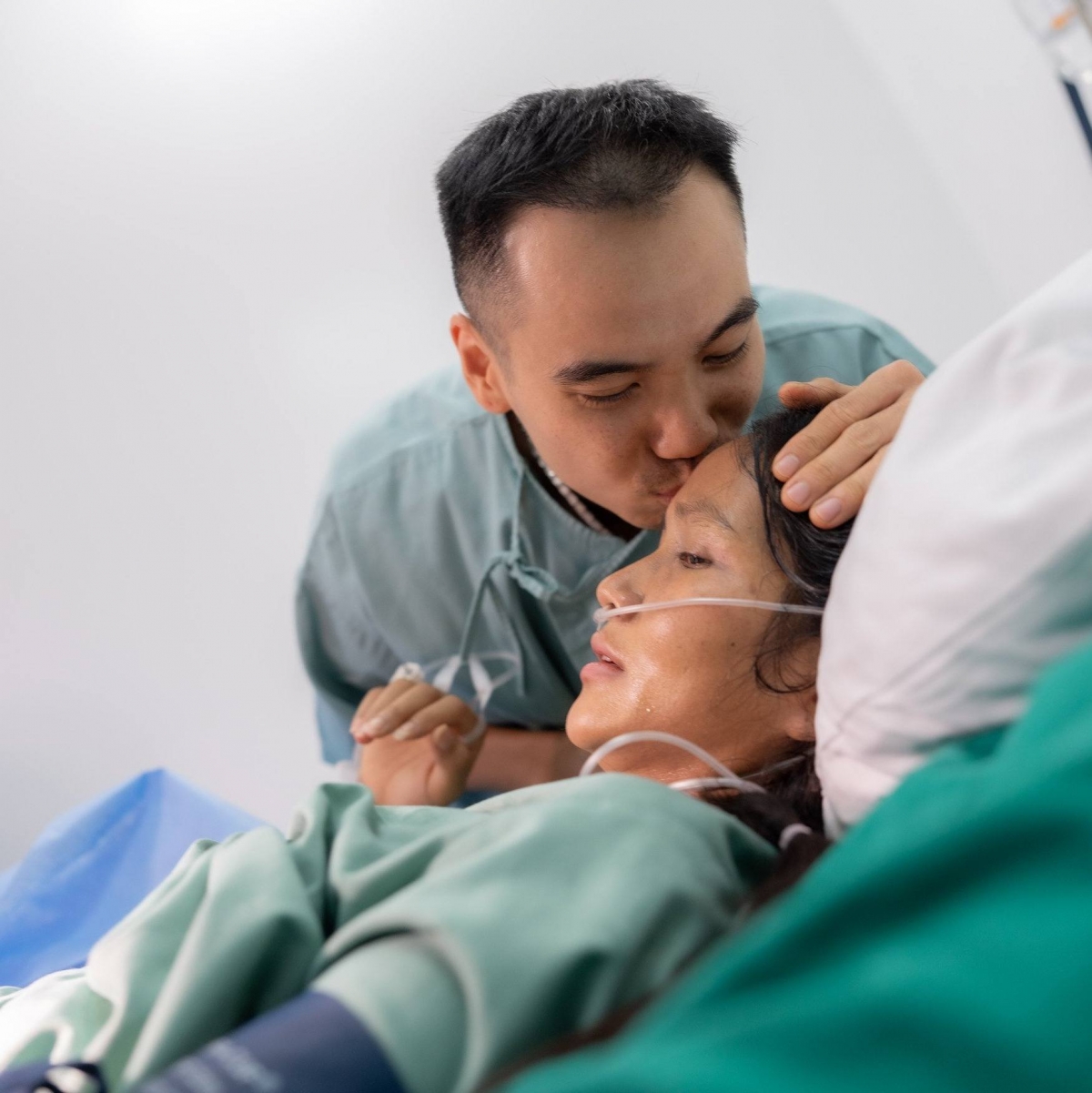 Hoa hậu H'Hen Niê kể lại trong suốt thai kỳ ông xã Tuấn Khôi luôn dịu dàng chăm sóc, động viên tinh thần, giúp cô cảm thấy được làm một “bà hoàng” đúng nghĩa. (Nguồn: FBNV)