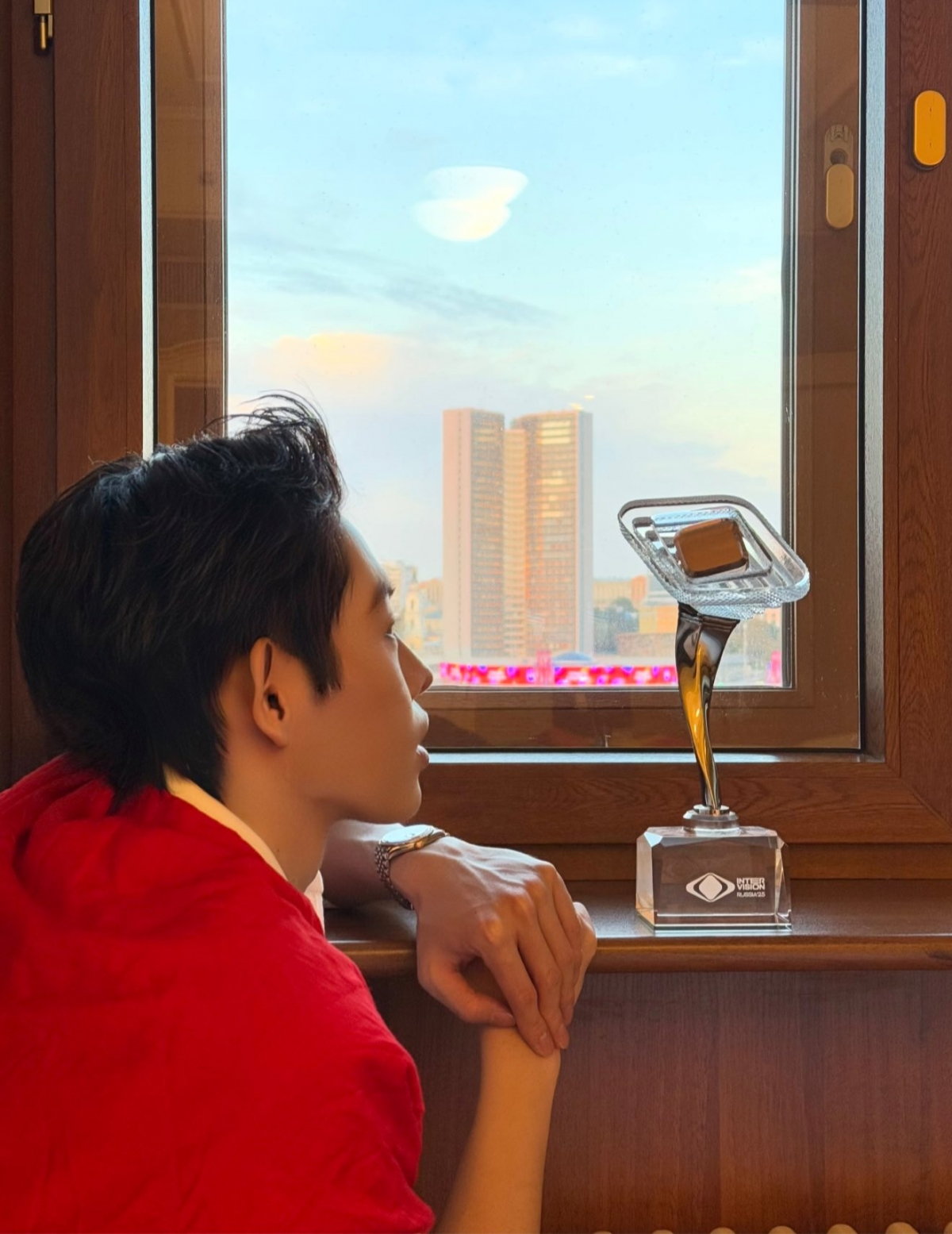 Ca sĩ Đức Phúc bên chiếc cúp danh giá.