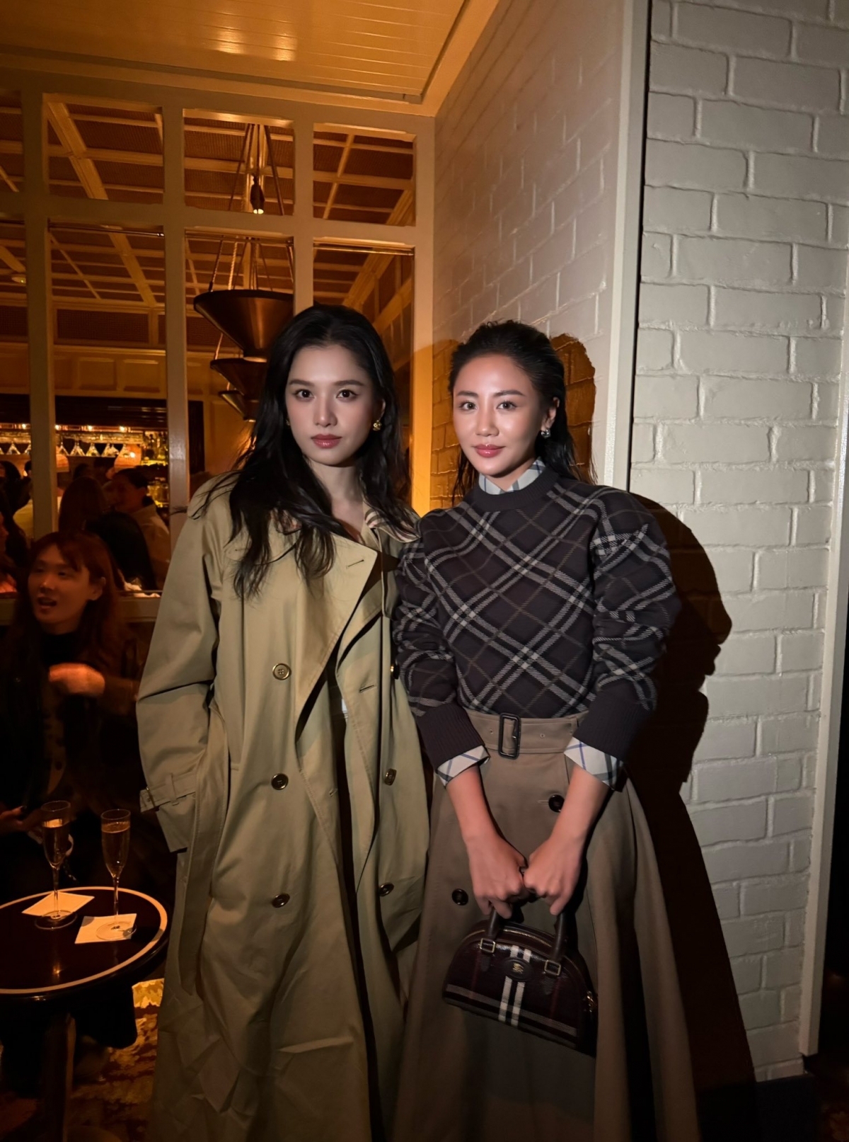 Ca sĩ Văn Mai Hương gặp diễn viên Trương Tịnh Nghi tại show Burberry Xuân Hè 2026 thuộc London Fashion Week. (Nguồn: FBNV)