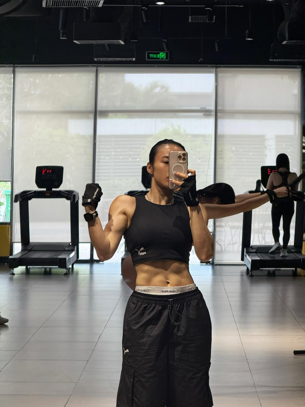 Angela Phương Trinh khoe vóc dáng săn chắc, khỏe khoắn trong phòng gym. Cô diện áo croptop thể thao ôm sát, khoe trọn vòng hai nổi rõ cơ bụng ấn tượng. Người đẹp chia sẻ cô đã ăn chay được 8 năm.