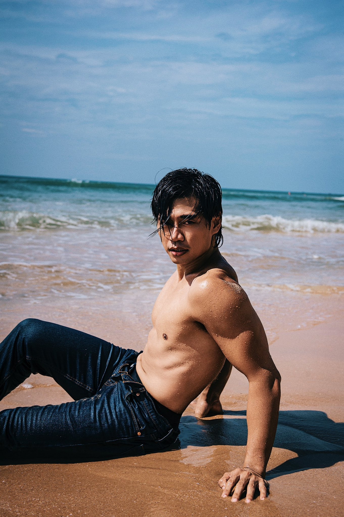 Nam diễn viên sở hữu thân hình 6 múi săn chắc cùng kỹ năng võ thuật thành thạo, giúp anh thực hiện các pha hành động đẹp mắt và đầy uy lực trên màn ảnh.