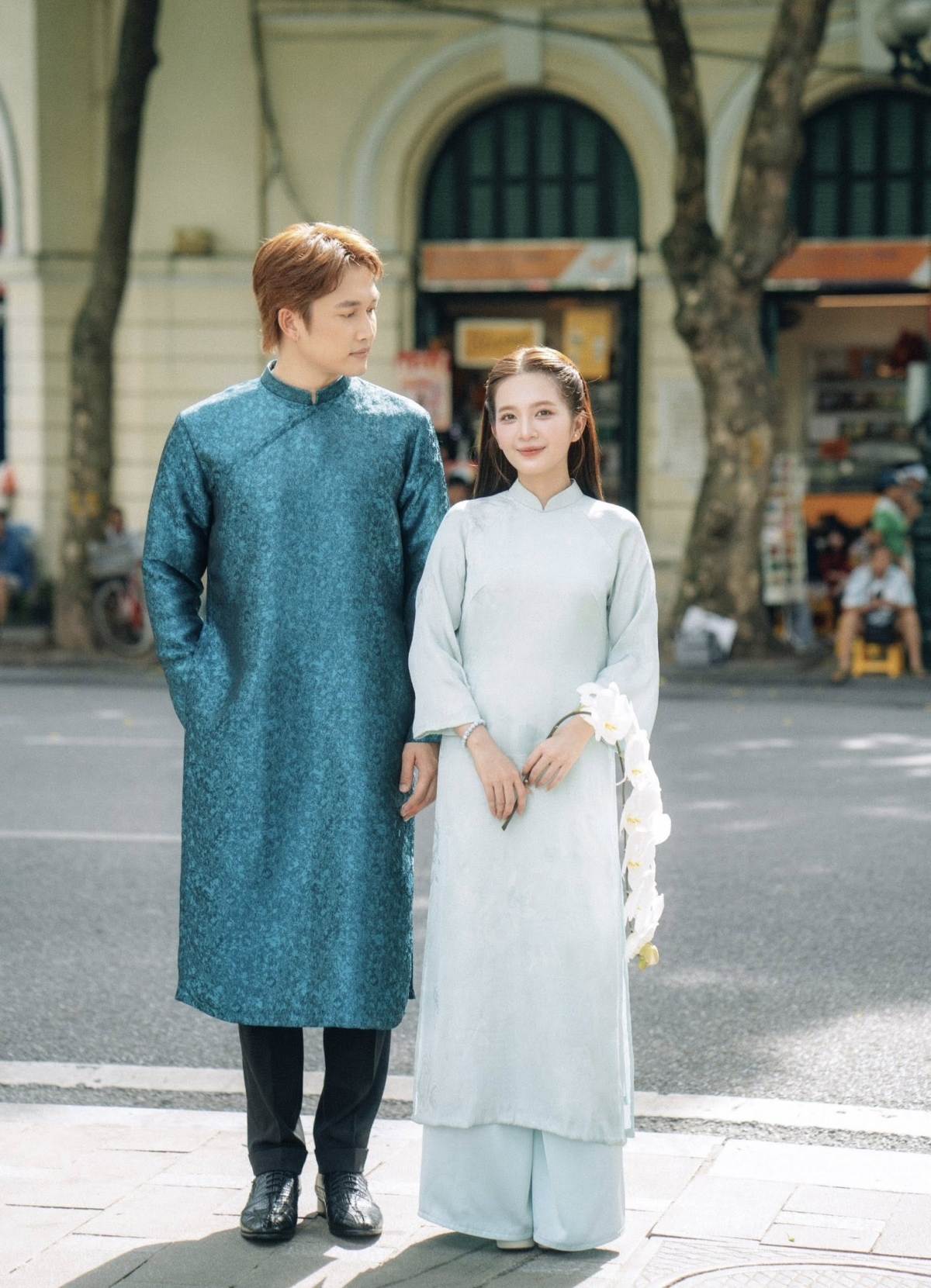 Nữ diễn viên bày tỏ thêm: “Bộ ảnh trước, chúng mình chụp ở Đà Lạt, còn lần này, mình chọn Hà Nội – dĩ nhiên rồi, mình luôn có một tình yêu đặc biệt với Hà Nội, chẳng vậy mà ngày xưa đi học, mình từng viết không biết bao nhiêu bài thơ, bài văn về Hà Nội.