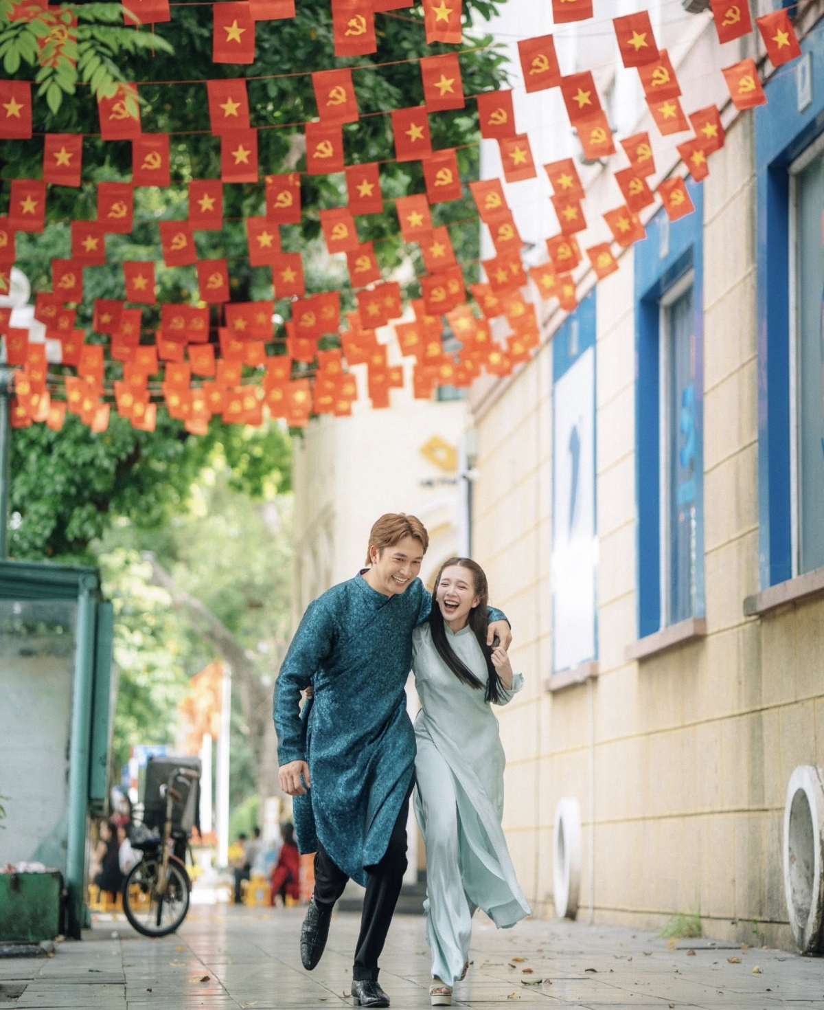 Trước đó, cả hai cũng từng chụp nhiều bộ ảnh cưới ở Đà Lạt. Ngọc Huyền chia sẻ về quyết định thực hiện bộ ảnh lần này tại Hà Nội: “Ngay từ đầu, chúng mình cũng định chọn một nơi nào đó xa xa, vừa để chụp ảnh cưới, vừa kết hợp du lịch nghỉ ngơi luôn.