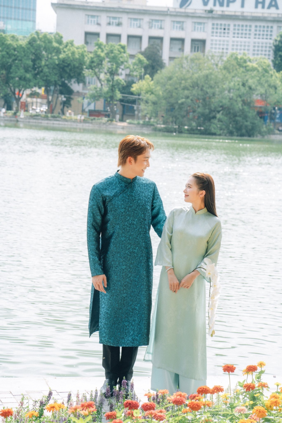 Đình Tú và Ngọc Huyền quen nhau sau lần đóng chung phim Đừng nói khi yêu hai năm trước. Dù vướng tin đồn tình cảm, họ chọn giữ im lặng. Tại họp báo ra mắt series Cha tôi, người ở lại do Ngọc Huyền đóng chính, Đình Tú xuất hiện cùng cô.