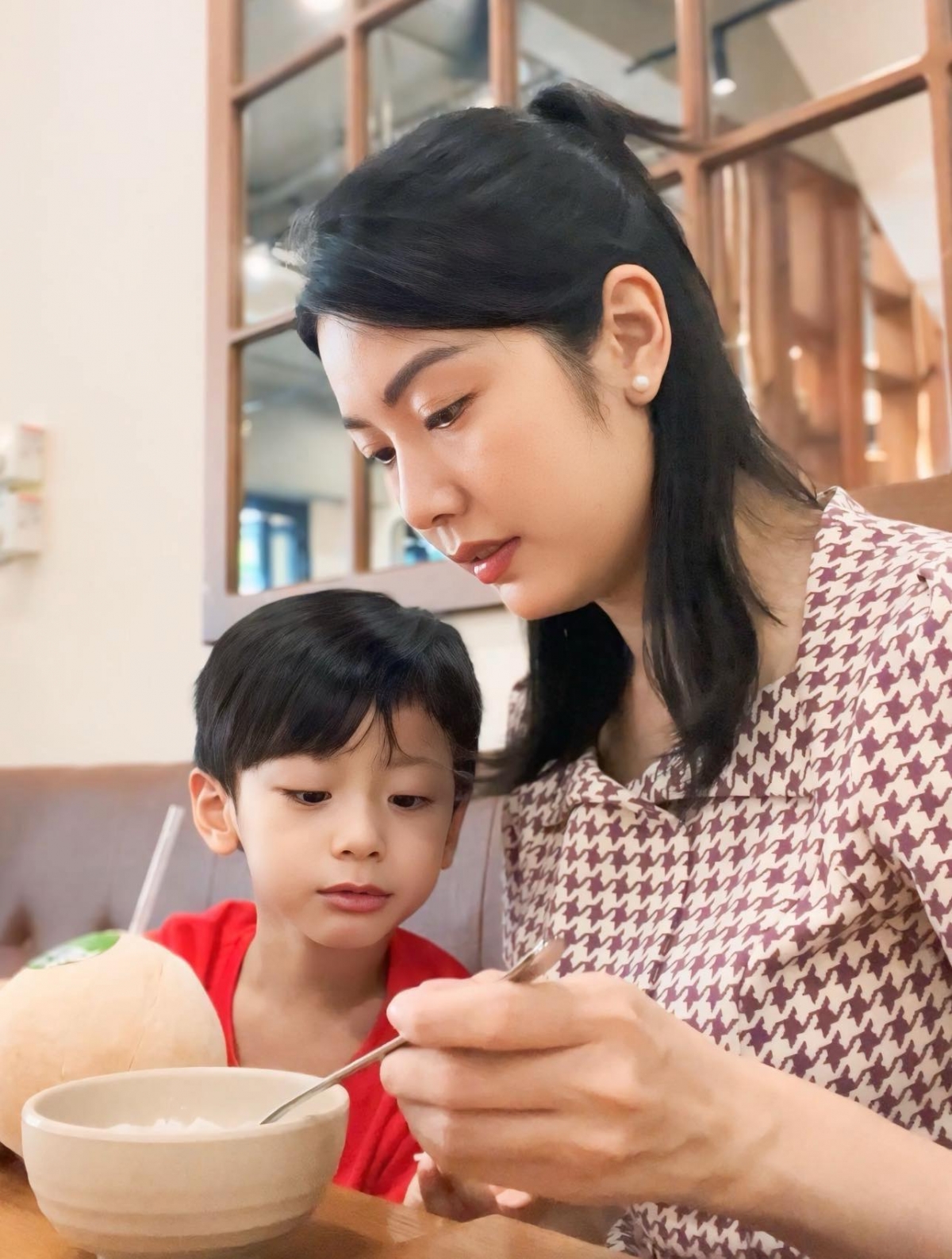 Á hậu Thúy Vân tâm sự về chuyện làm mẹ: “Làm mẹ là hành trình đầy bất ngờ – đôi khi mệt nhoài, nhiều lúc áp lực nhưng lại hạnh phúc vô cùng”.