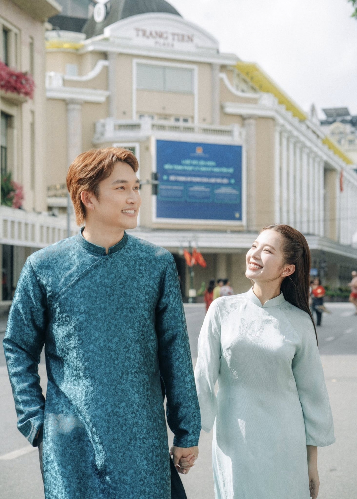 Cặp đôi nắm tay, nhìn nhau trìu mến, nụ cười tự nhiên và ánh mắt ấm áp toát lên niềm hạnh phúc, sự gắn kết.