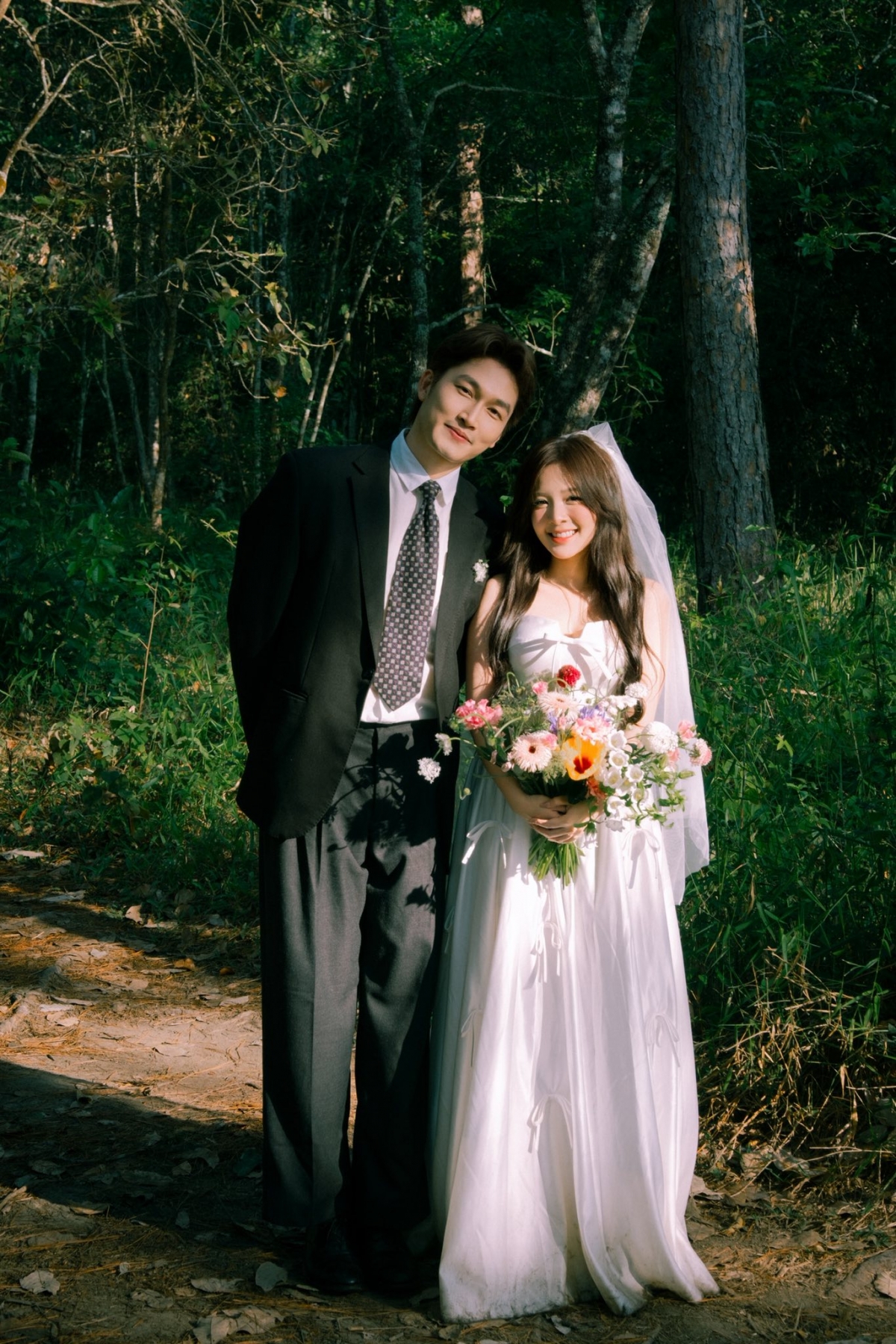 Đình Tú đăng ảnh cưới cùng bà xã Ngọc Huyền nhân ngày sinh nhật. “Sinh nhật mình, nhưng tặng mẹ một nàng dâu”, nam diễn viên viết.