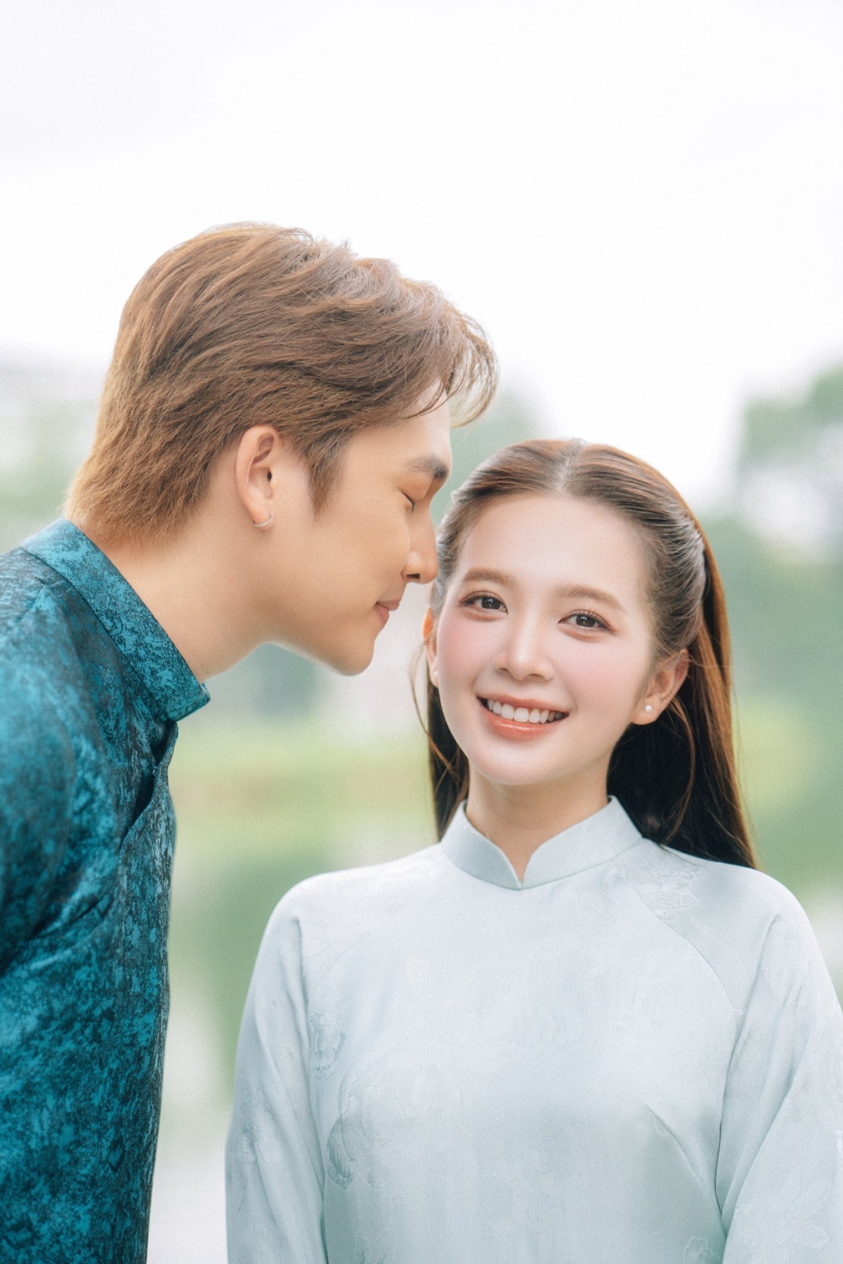 Bộ ảnh cưới của Đình Tú – Ngọc Huyền tái hiện vẻ đẹp vừa hoài cổ vừa lãng mạn của Hà Nội, được chụp tại nhiều địa điểm biểu tượng của Thủ đô.