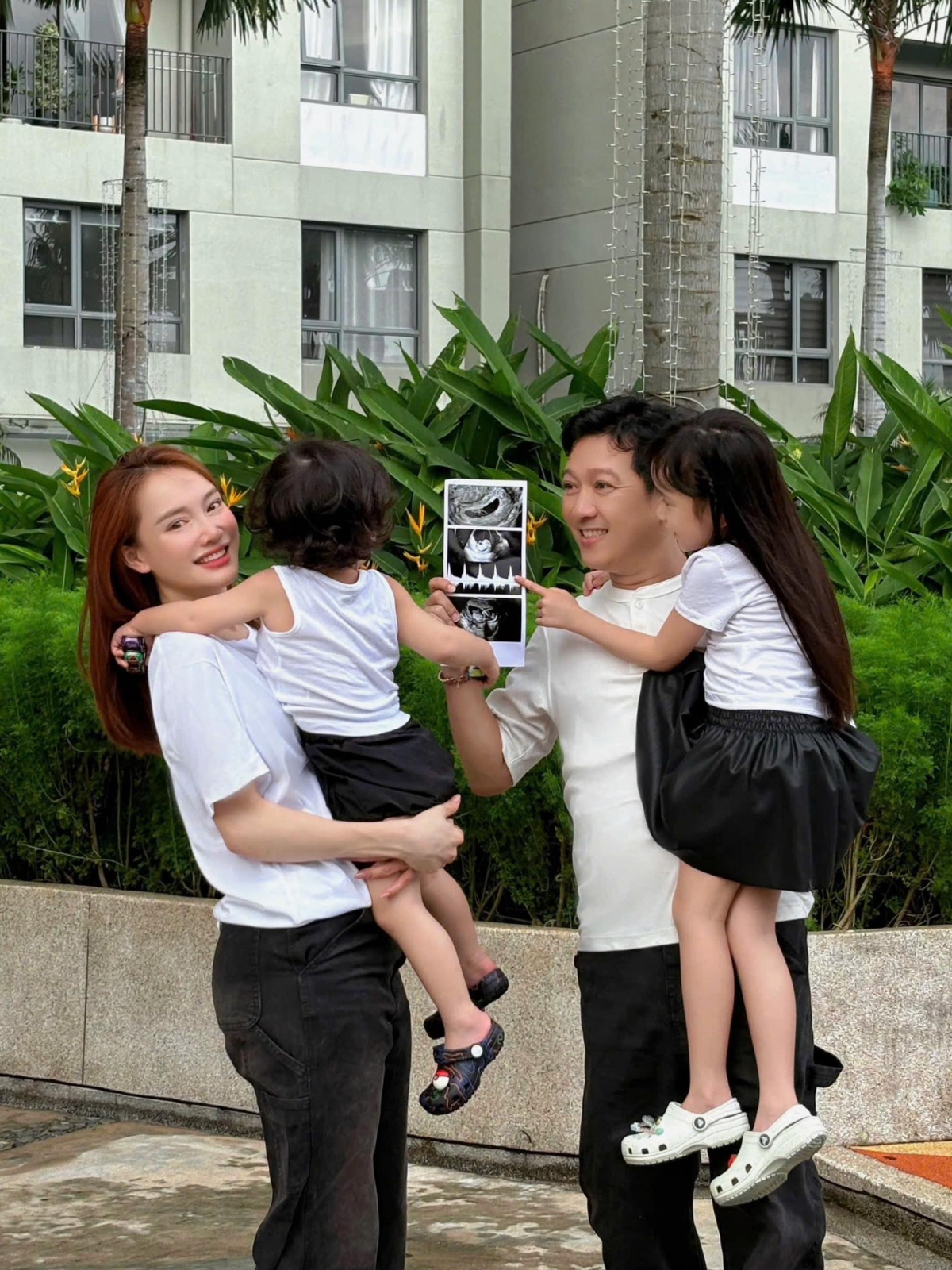 Trường Giang đăng ảnh khoe bà xã Nhã Phương mang thai lần 3. Ảnh: FBNV