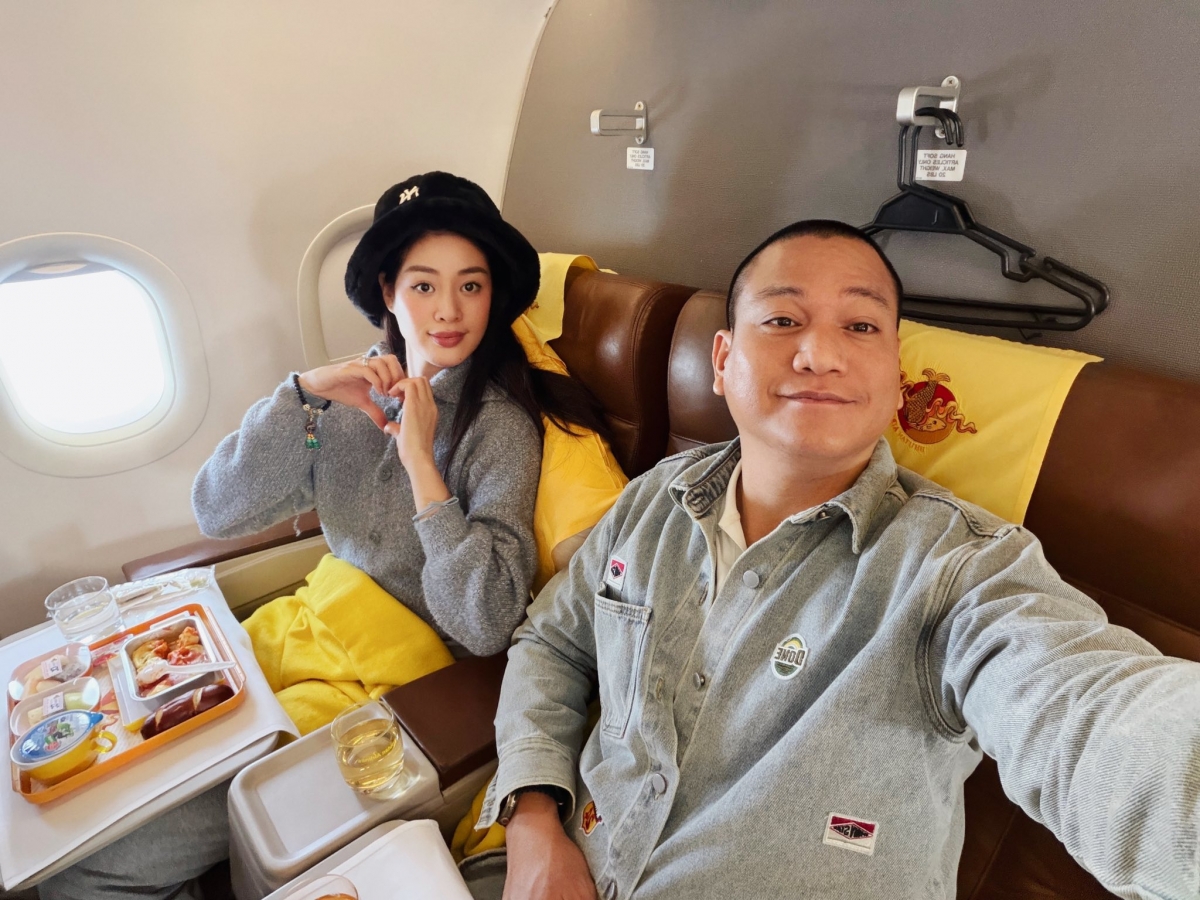 Vợ chồng Khánh Vân – Nguyễn Long háo hức trong chuyến đi Bhutan. “Bắt đầu hành trình yêu thương cùng vợ”, anh viết.