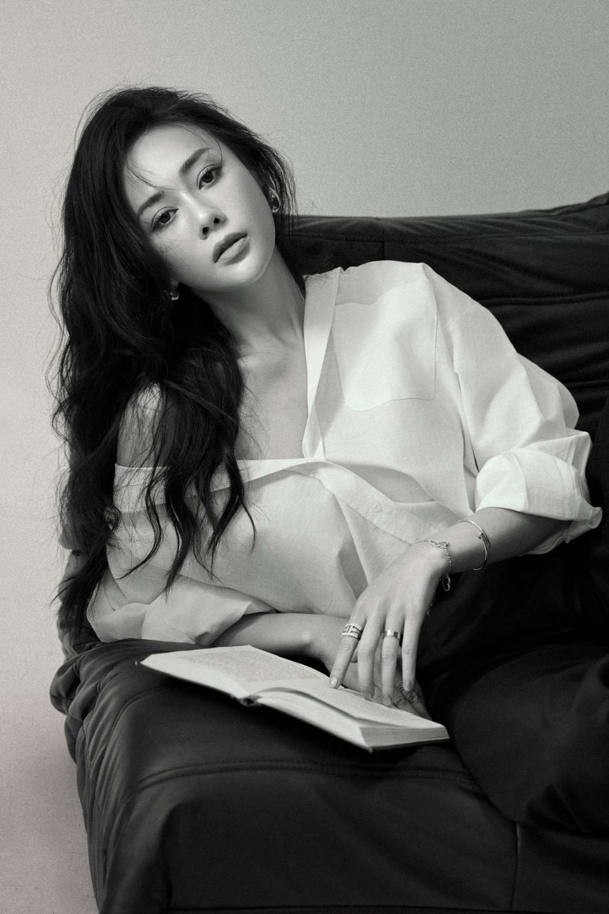 Diễn viên Phương Oanh khoe loạt ảnh mới cuốn hút. Cô chọn phong cách tối giản nhưng vẫn toát lên thần thái sang trọng và quyến rũ.