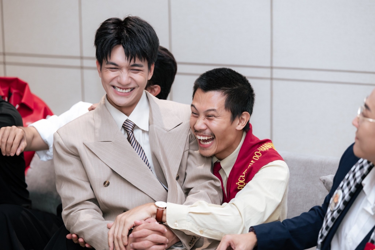 Diễn viên Phương Nam – vai Tạ trong phim “Mưa đỏ” chia sẻ khoảnh khắc rạng rỡ bên diễn viên Nhật Hoàng – vai Cường. “Anh Tạ đâu, em Cường đó, dính nhau như keo, cười hoài không dứt”, Phương Nam viết.