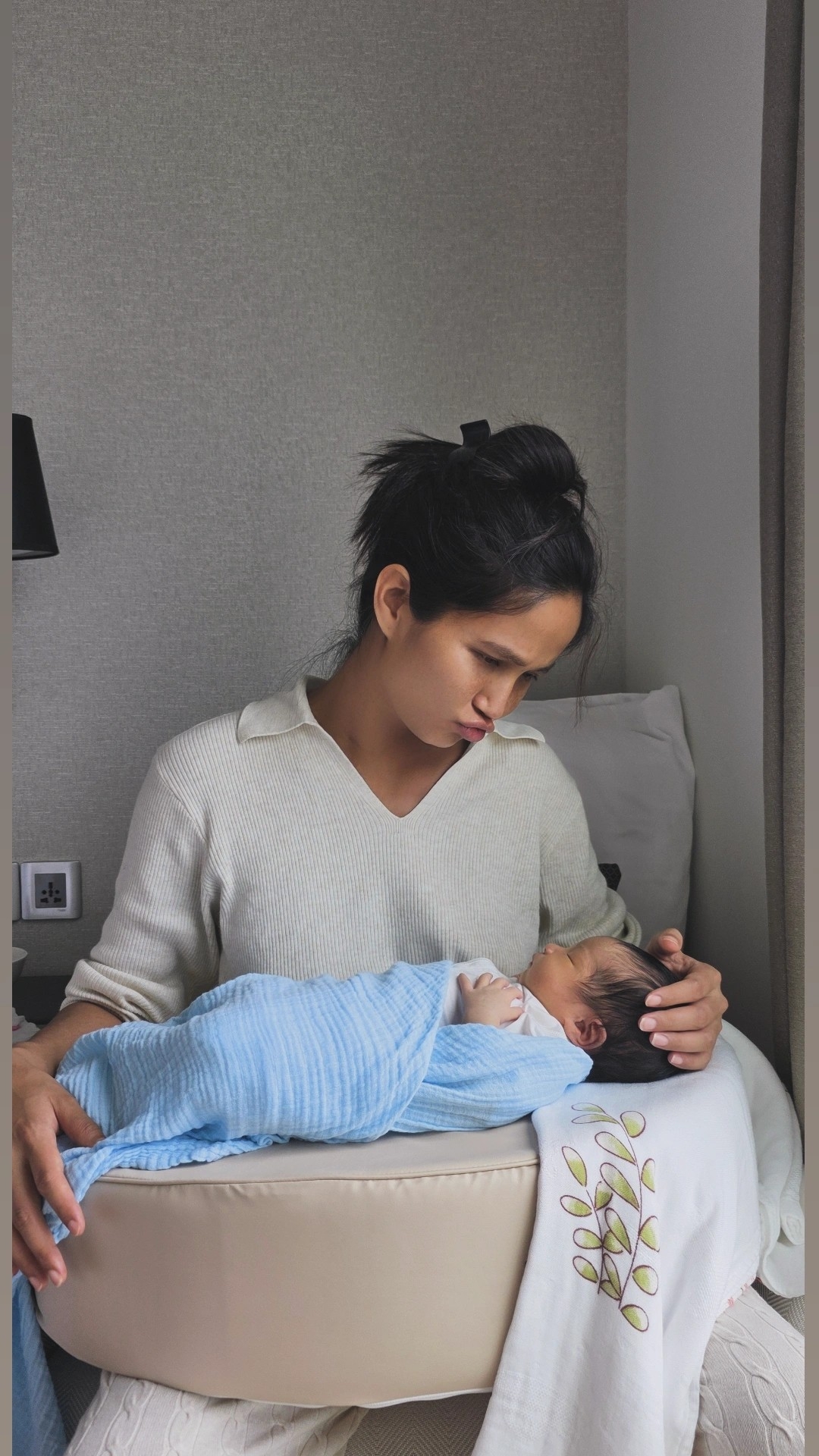 Hoa hậu H'Hen Niê chia sẻ niềm hạnh phúc khi nuôi con bằng sữa mẹ. "Mình đang trải qua giai đoạn hạnh phúc cả nhà ơi. Con thì ti mẹ, mẹ thì vừa kể chuyện, vừa vuốt người con, bàn tay nhỏ xíu của con lúc thì nắm, lúc thì đặt trên người mẹ, lúc thì tự đặt lên má mình. Cảm giác hạnh phúc dữ dằn luôn, ôi không ngờ mình lại có ngày này. Thật biết ơn", người đẹp bày tỏ.