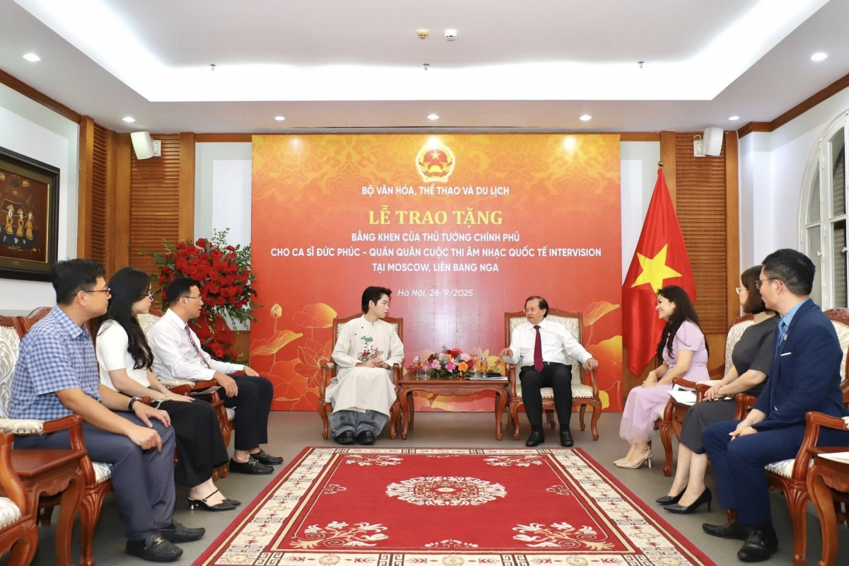 Thứ trưởng Tạ Quang Đông đã trao Bằng khen của Thủ tướng Chính phủ cho ca sĩ Đức Phúc