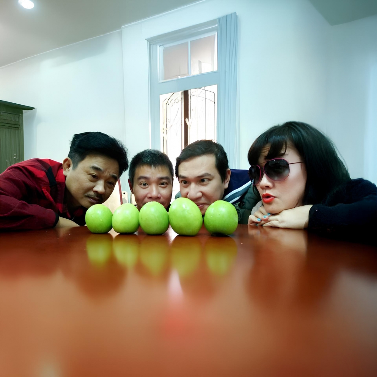 Nghệ sĩ Vân Dung đăng ảnh hồi xưa cùng NSƯT Quốc Khánh, NSND Công Lý và NSƯT Quang Thắng cùng chú thích bằng thơ, thông báo rằng năm nay vẫn có chương trình Táo quân: "Táo xanh hay táo chín không quan trọng/Quan trọng là cuối năm nay vẫn có Táo quân/Để xem, để khóc, để cười/Để cùng sum họp với người mình thương".