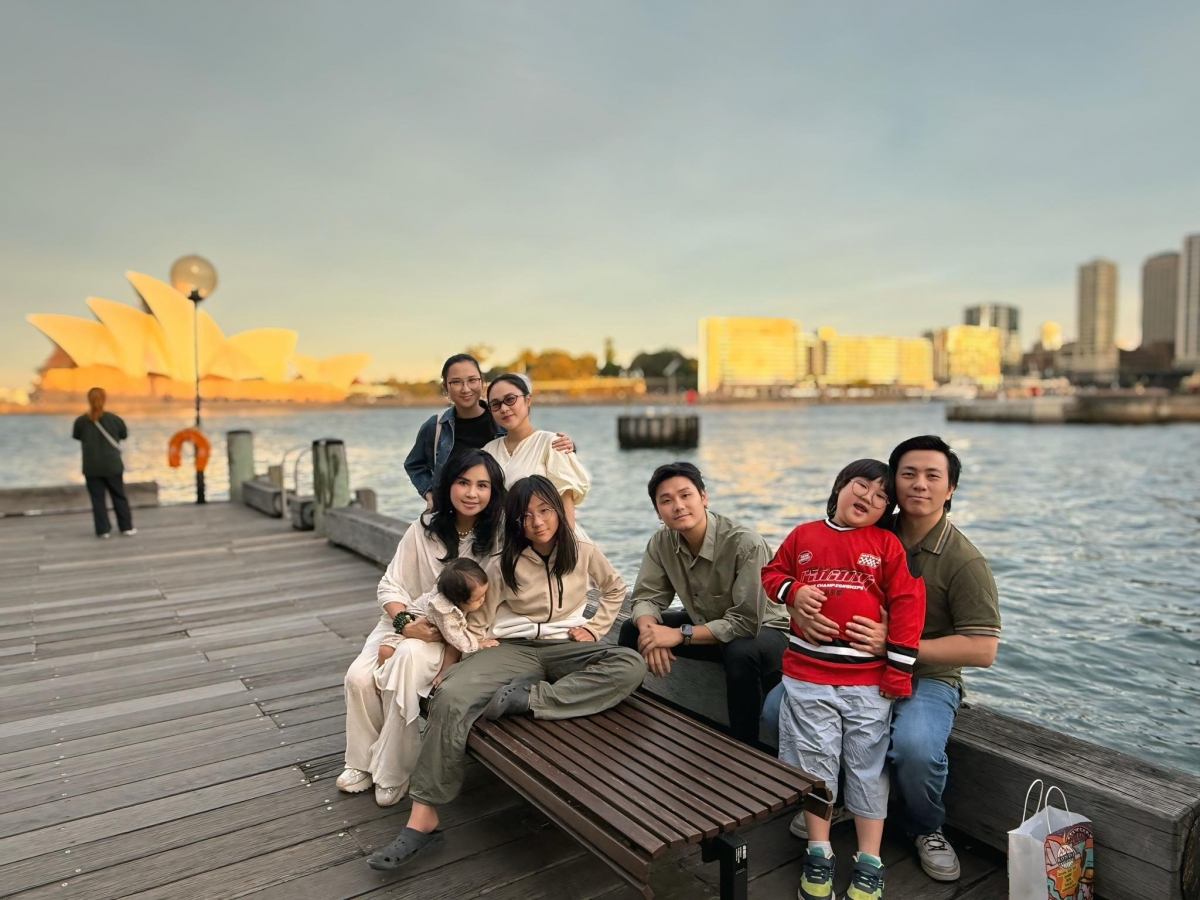 Ca sĩ Thanh Lam đang có chuyến nghỉ dưỡng kết hợp sum họp con cháu tại Sydney (Australia). Cùng các con gái, con rể và cháu ngoại dạo chơi, tận hưởng thời gian thảnh thơi bên nhau, ca sĩ cảm thấy vô cùng mãn nguyện.