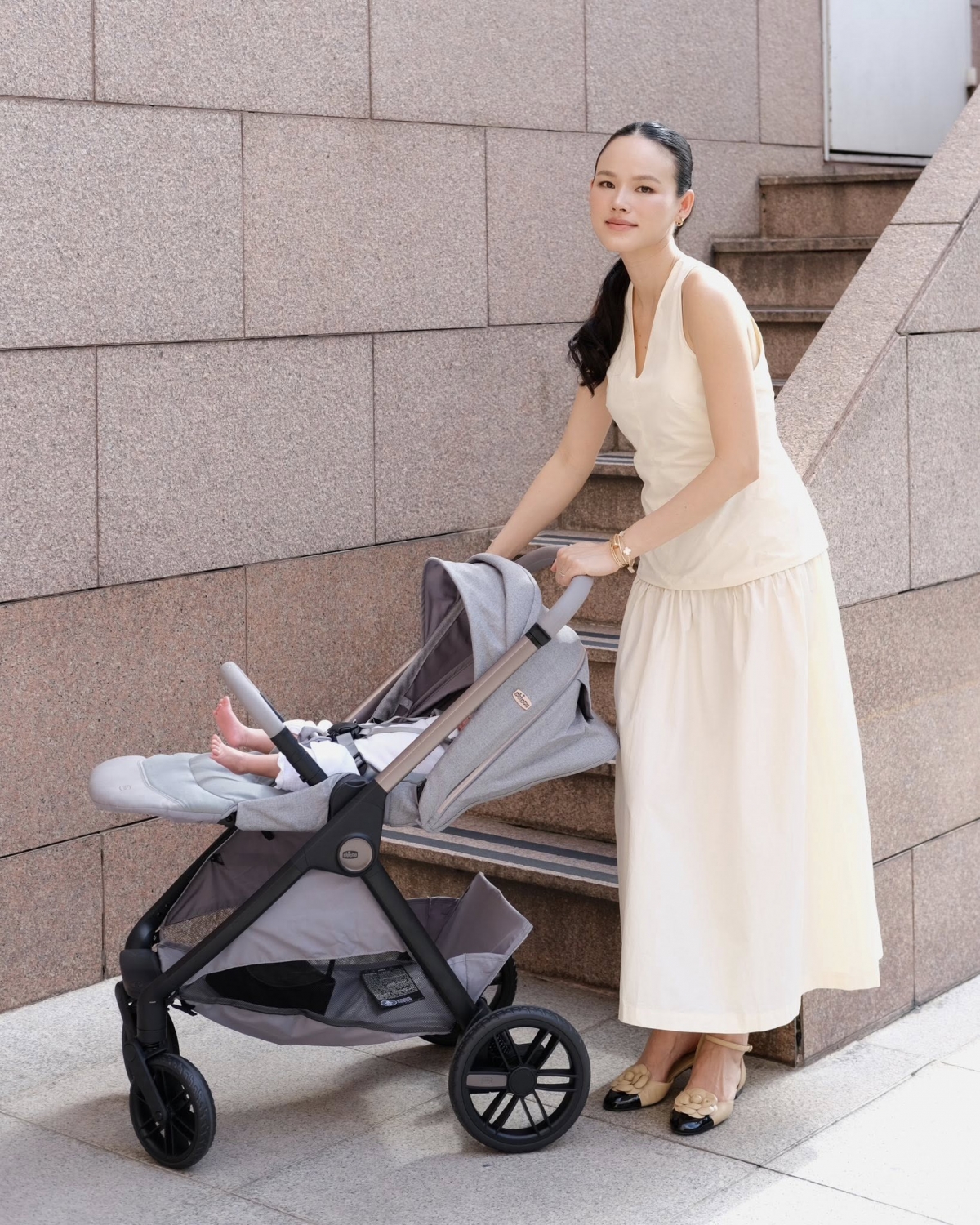 Người mẫu Tuyết Lan đưa con gái đi dạo phố: “Lần đầu làm mẹ, với Lan mọi thứ đều mới mẻ. Hôm nay cũng là lần đầu hai mẹ con cùng nhau ra phố”.