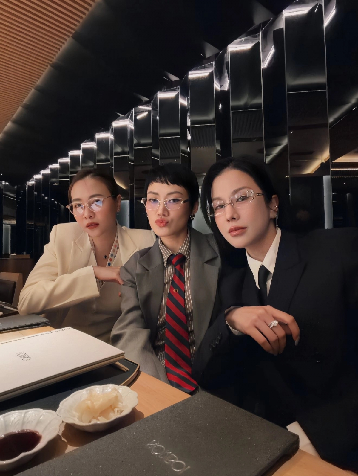 Đàm Thu Trang, Pông Chuẩn và Diệp Lâm Anh lên đồ đồng điệu, gặp gỡ ăn tối. Các người đẹp rủ nhau diện đồ phong cách menswear khi hẹn hò ăn tối. Họ có tình bạn đẹp nhiều năm, luôn đồng hành trong cuộc sống lẫn công việc.