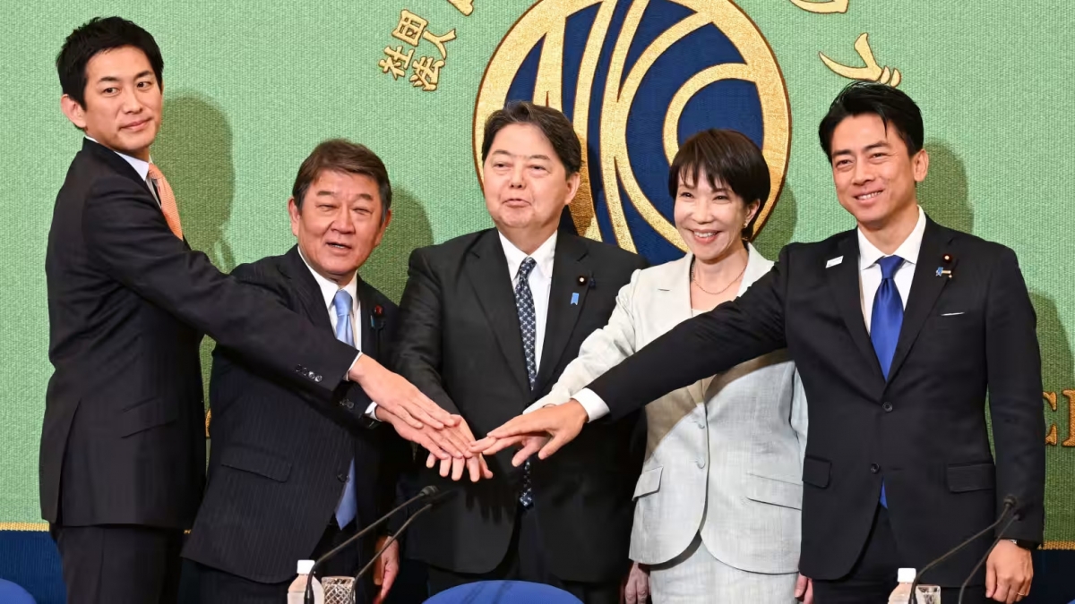 5 ứng cử viên tranh chức Chủ tịch đảng Dân chủ Tự do Nhật Bản chụp hình tại một sự kiện với truyền thông ở Tokyo, ngày 24/9. Ảnh: Nikkei