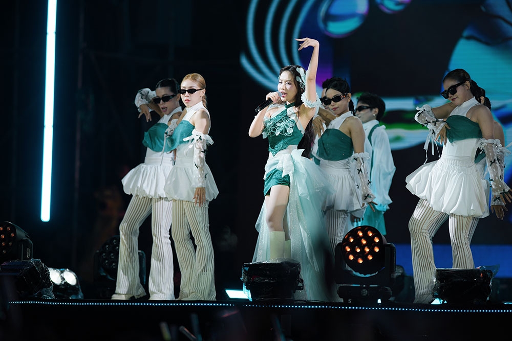 “Em xinh” Phương Mỹ Chi “quẩy” cực nhiệt với 2 bản hit “Vũ trụ có anh” và “Đất rừng Phương Nam”