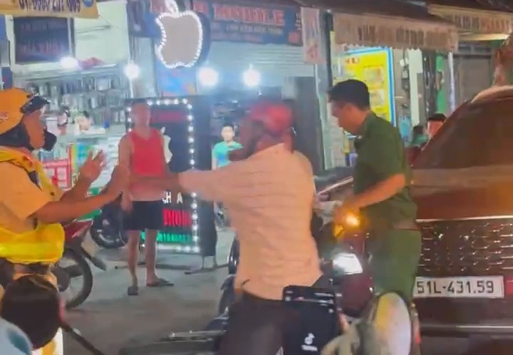 Người đàn ông có hành vi chống đối lực lượng chức năng (Ảnh: Cắt từ video)