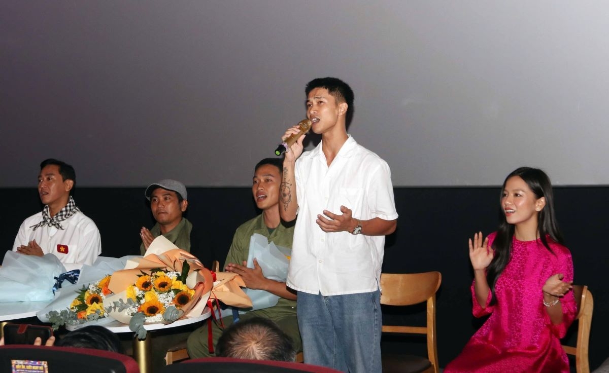 Diễn viên Nguyễn Hùng trình bày một đoạn trong ca khúc Còn gì đẹp hơn do chính anh sáng tác