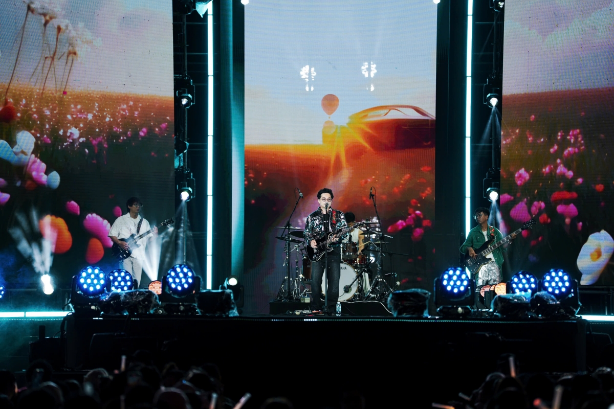 “Những trái ớt” Chillies “đốt cháy” BIDV Music Festival với liên khúc: Đại lộ mặt trời, Trên những đám mây, Nếu ngày mai không đến và Vùng ký ức