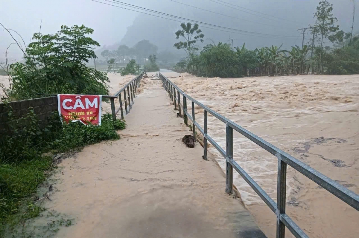 Nước từ thượng nguồn đổ về khiến 6/10 thôn ở xã Vạn Xuân ngập sâu, nhiều tuyến đường sạt lở, chia cắt
