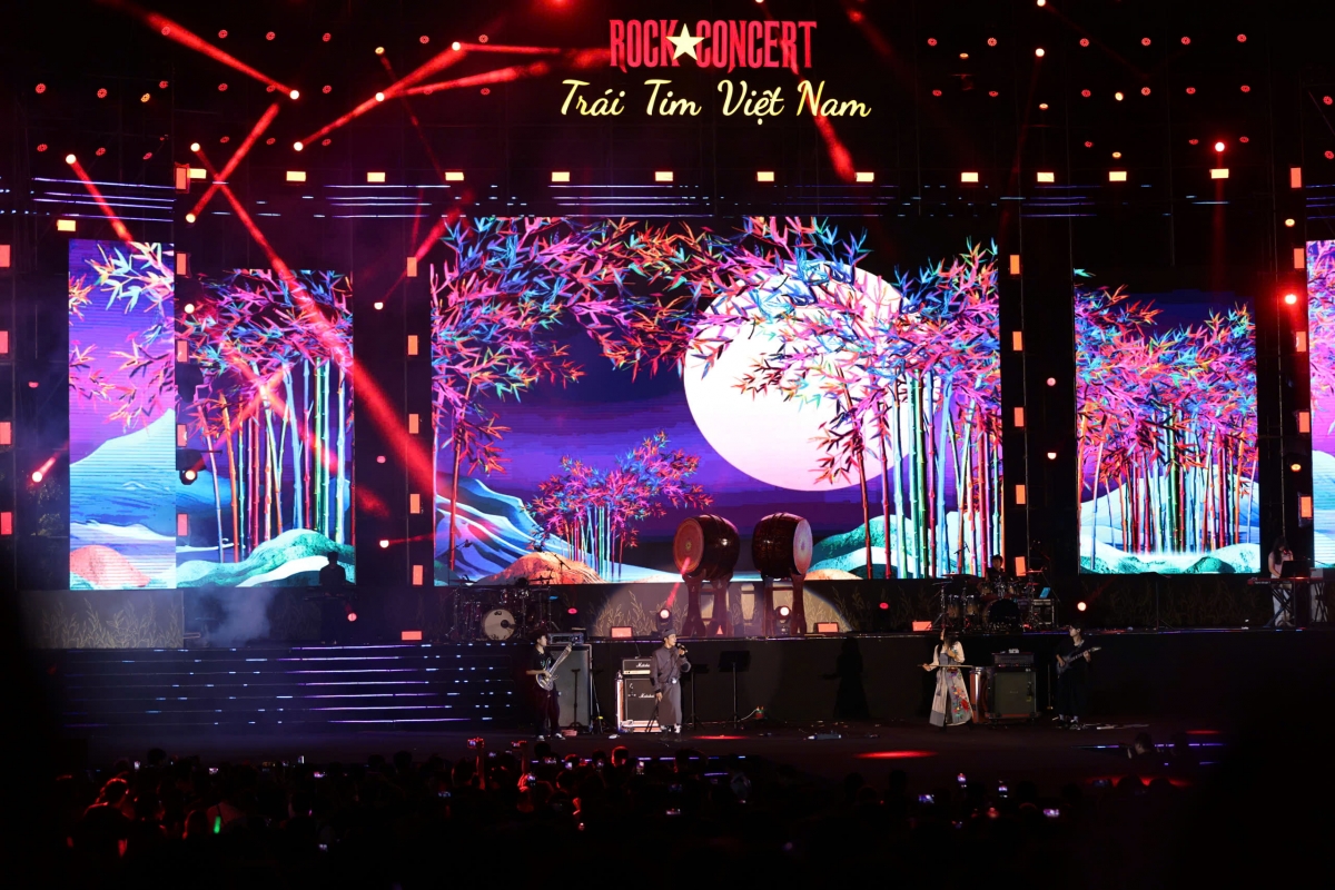 Nhiều ca khúc quen thuộc khoác lên phong cách rock mạnh mẽ, cuồng nhiệt.