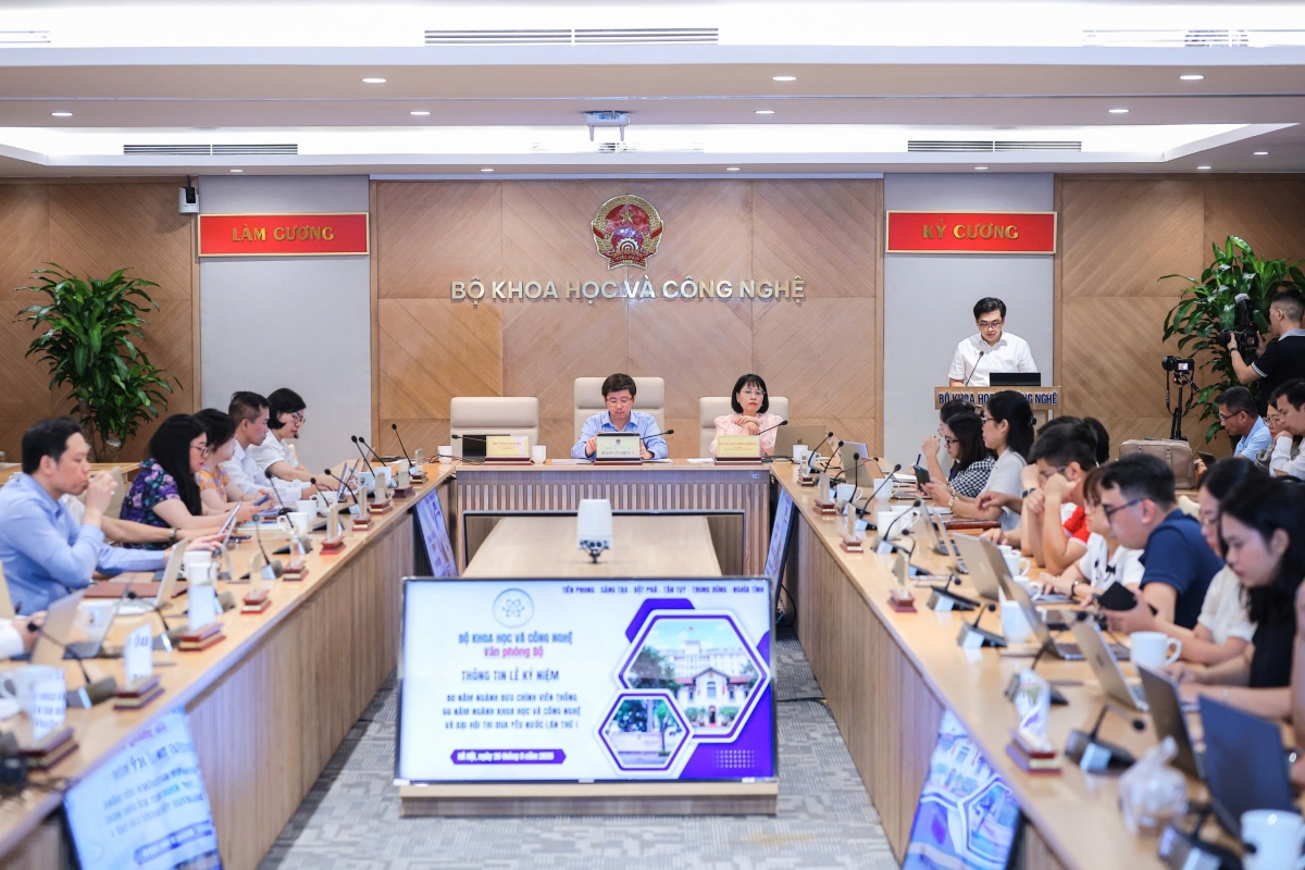 Thứ trưởng Bùi Hoàng Phương chủ trì buổi họp báo (Ảnh: Bộ KH&amp;CN)