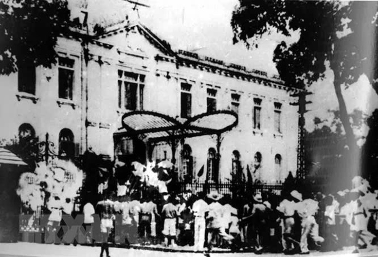 Đánh chiếm Bắc Bộ Phủ - Tổng khởi nghĩa giành chính quyền tại Hà Nội tháng 8/1945. (Nguồn: Ảnh tư liệu TTXVN)
