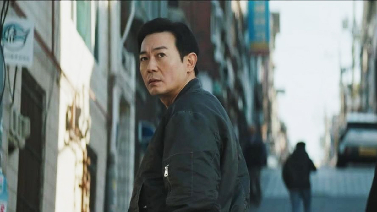 Park Yong Woo vào vai một trưởng nhóm điều tra ma túy trong phim "Walking on the Thin Ice". (Ảnh: KBS2)