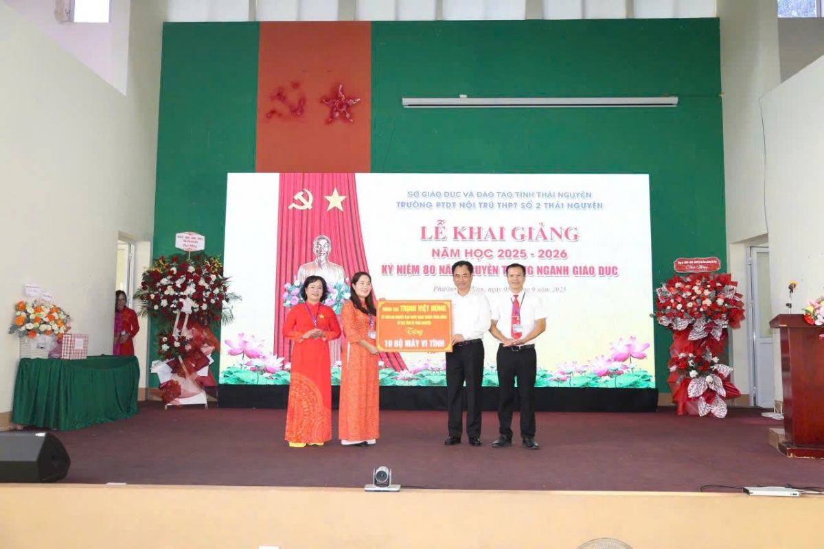 Ông Trịnh Việt Hùng, Bí thư Tỉnh ủy Thái Nguyên trao quà cho thầy, trò trường PTDT Nội trú số 2 tỉnh Thái Nguyên