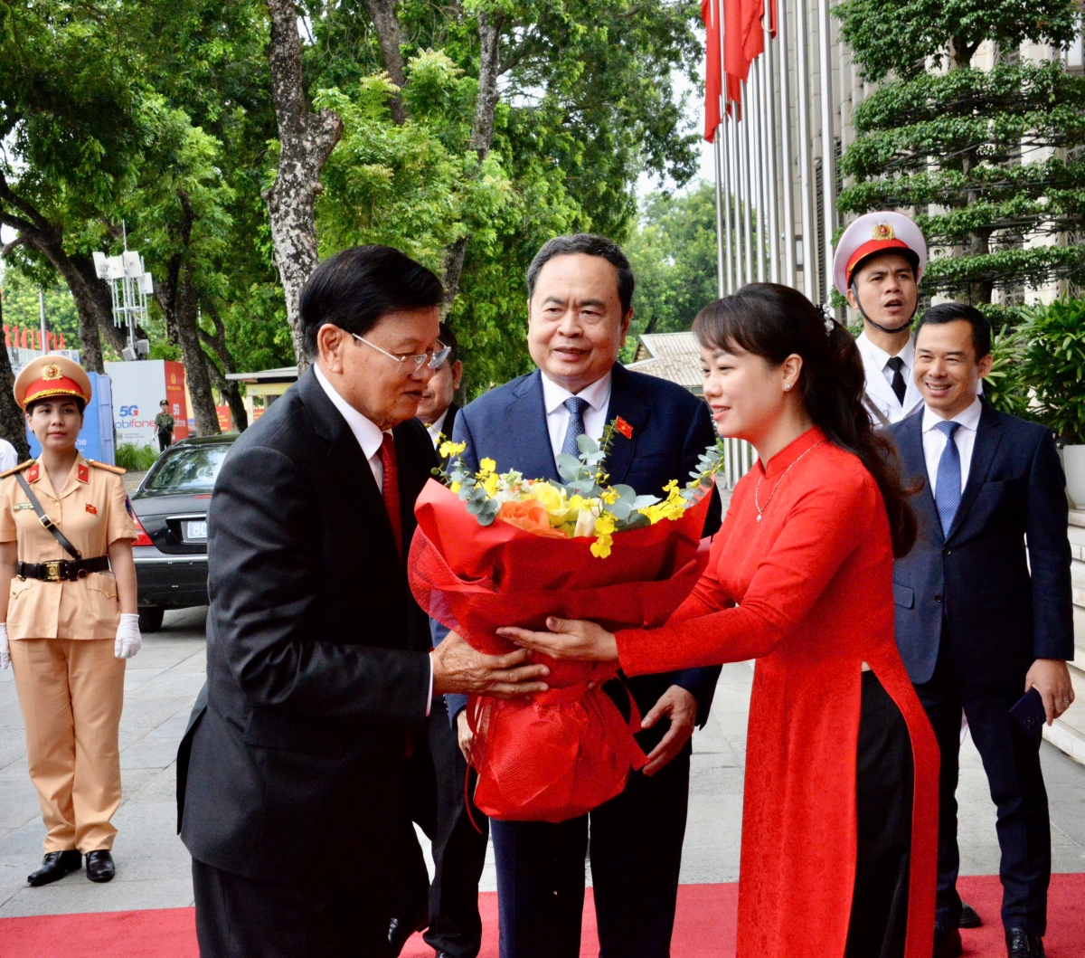 Chủ tịch Quốc hội Trần Thanh Mẫn đón Tổng Bí thư, Chủ tịch nước Lào Thongloun Sisoulith.