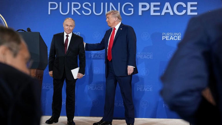 Ông Putin (trái) và ông Trump (phải). Ảnh: Getty