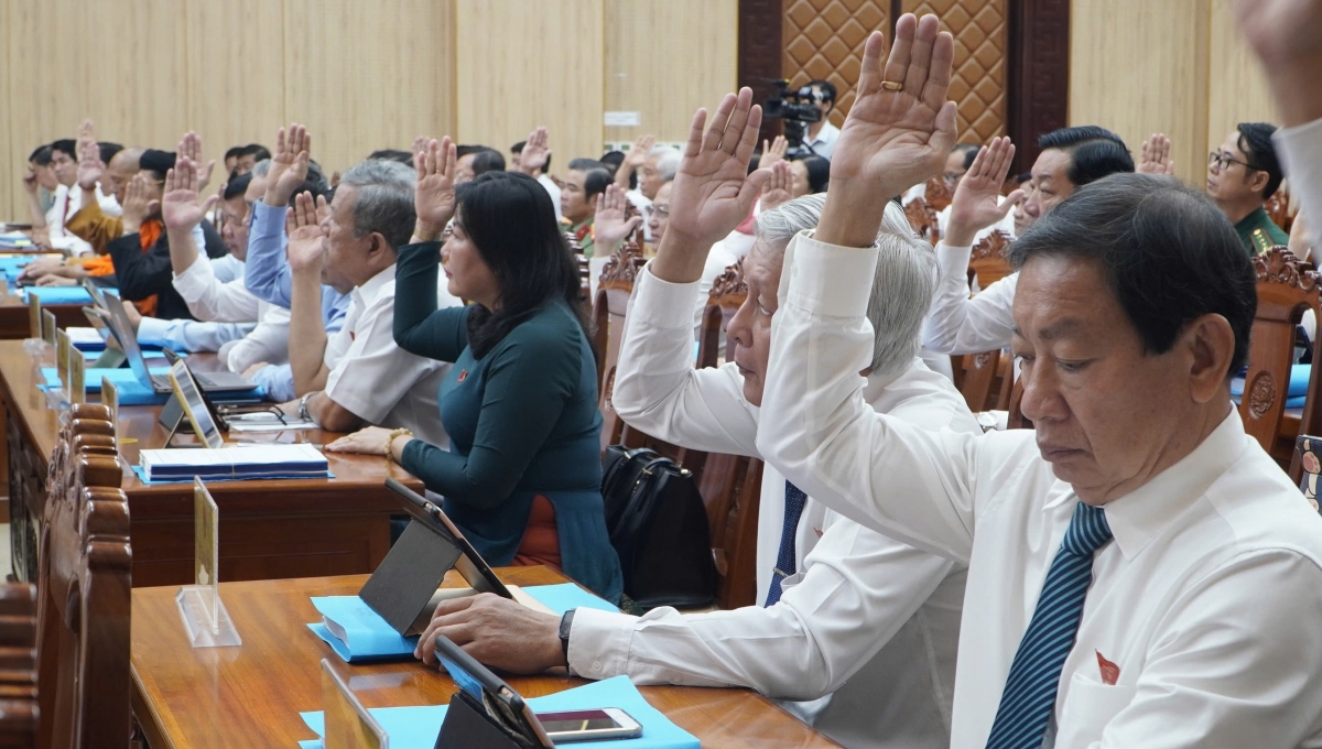 đại biểu HĐND thông qua tờ trình dự thảo nghị quyết.