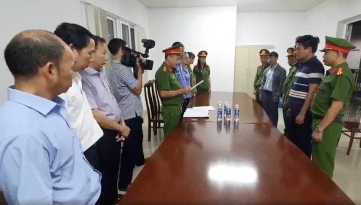 Đại diện cơ quan chức năng đọc lệnh khởi tố, bắt tạm giam 2 trưởng khoa Bệnh viện Đa khoa vùng Tây Nguyên liên quan vụ máy tán sỏi hỏng vẫn chữa bệnh, thu tiền.