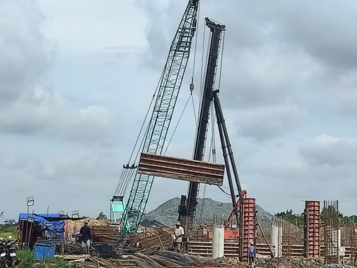 Dù thời tiết mưa bão kết hợp nước lũ bất thường, nhưng các nhà thầu vẫn thi công bình thường đạt tiến độ đề ra