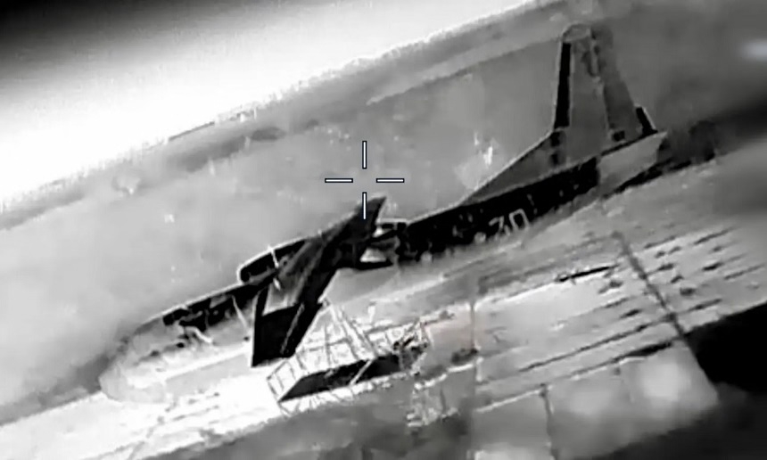 Hình ảnh cho thấy UAV Ukraine phá hủy hai máy bay vận tải An-26 của Nga và hai trạm radar ở Crimea. Ảnh: The Kyiv Independent
