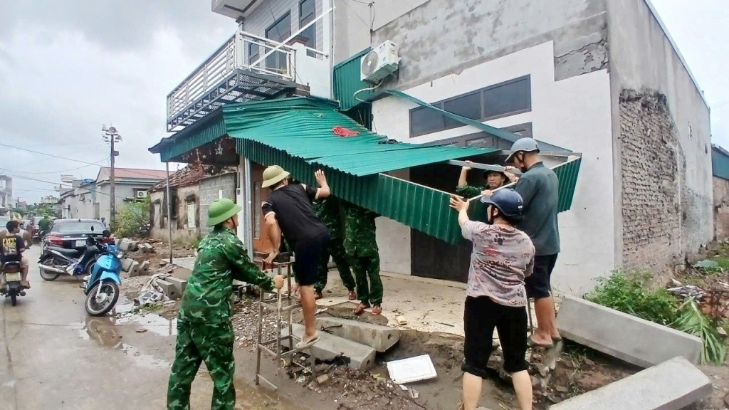 Bộ đội Biên phòng tỉnh Hưng Yên giúp địa phương khắc phục hậy quả do cơn bão số 10 gây ra.