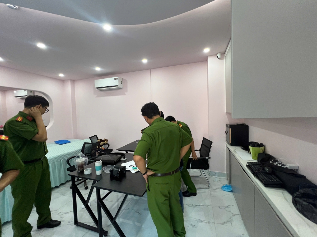 Công an kiểm tra cơ sở thẩm mỹ hoạt động trái phép.