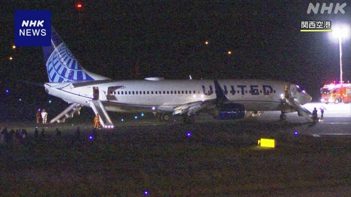 Máy bay của United Airlines phải hạ cánh khẩn cấp xuống Nhật Bản. Ảnh: NHK