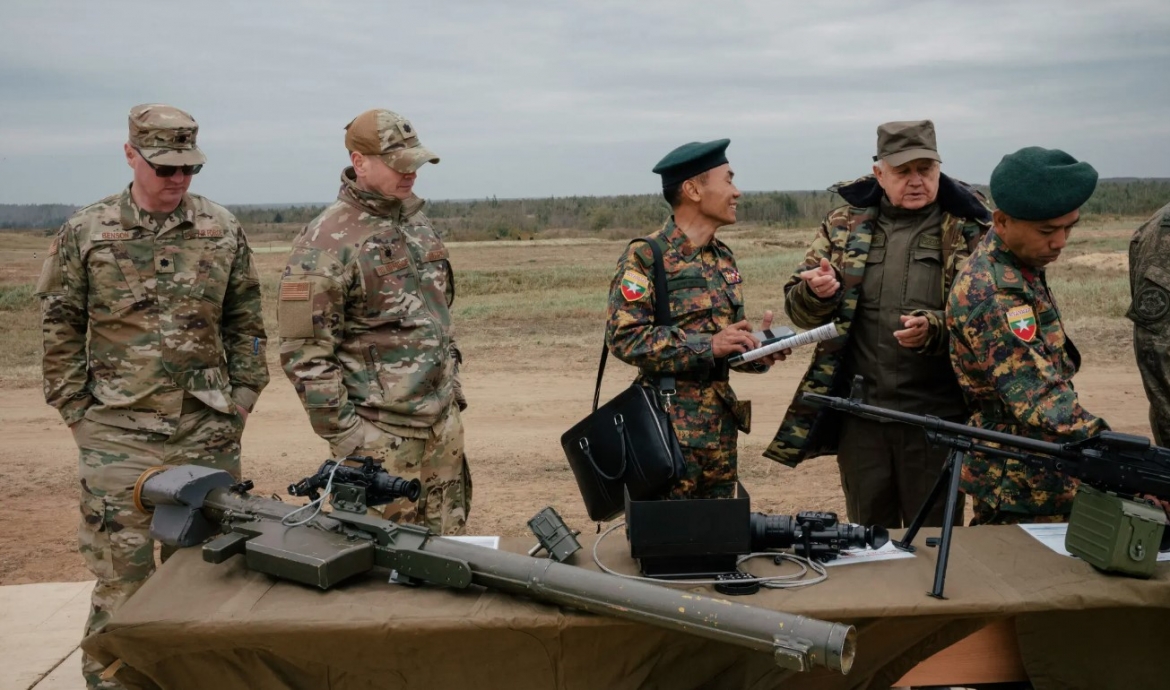 Hai đại diện của Mỹ (bên trái) tại cuộc tập trận Zapad 2025 ngày 15/9. Ảnh: New York Times